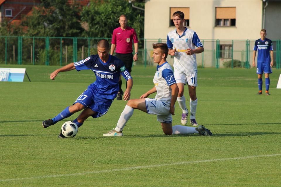 nkslavenbelupo's tweet photo. Slaven je uvjerljivo slavio u Prelogu protiv Mladosti postigavši čak 11 pogodaka! 💪💪🥅⚽️🏃♂️💙 Više na - https://t.co/oHbjfp8sSs
#mojklub #prijateljskautakmica #ponospodravine #nkslaven #prelog #mlad https://t.co/GXsrwhvgPJ