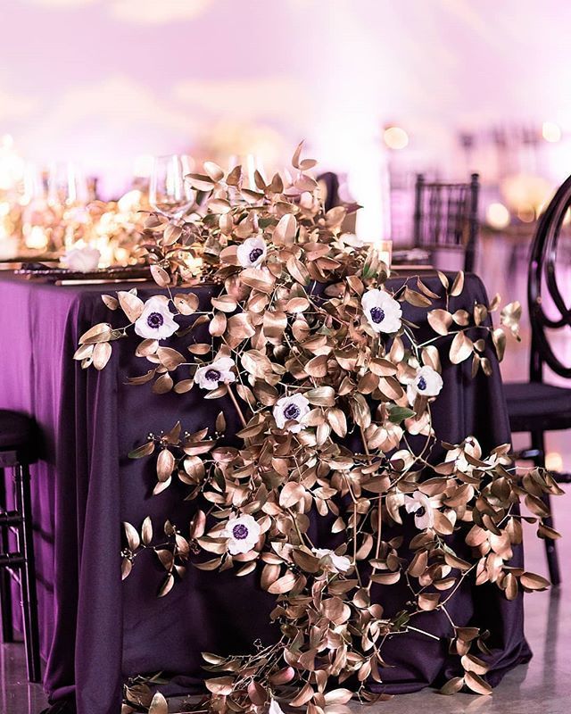 PoppyFragrance's tweet photo. This hand painted floral design is simply incredible! Are you a fan of the cascading floral table set ups? Comment below and let us know! 📸 : @pharrisphotos https://t.co/Y8yXfMNyIa https://t.co/H93GUxlDT6