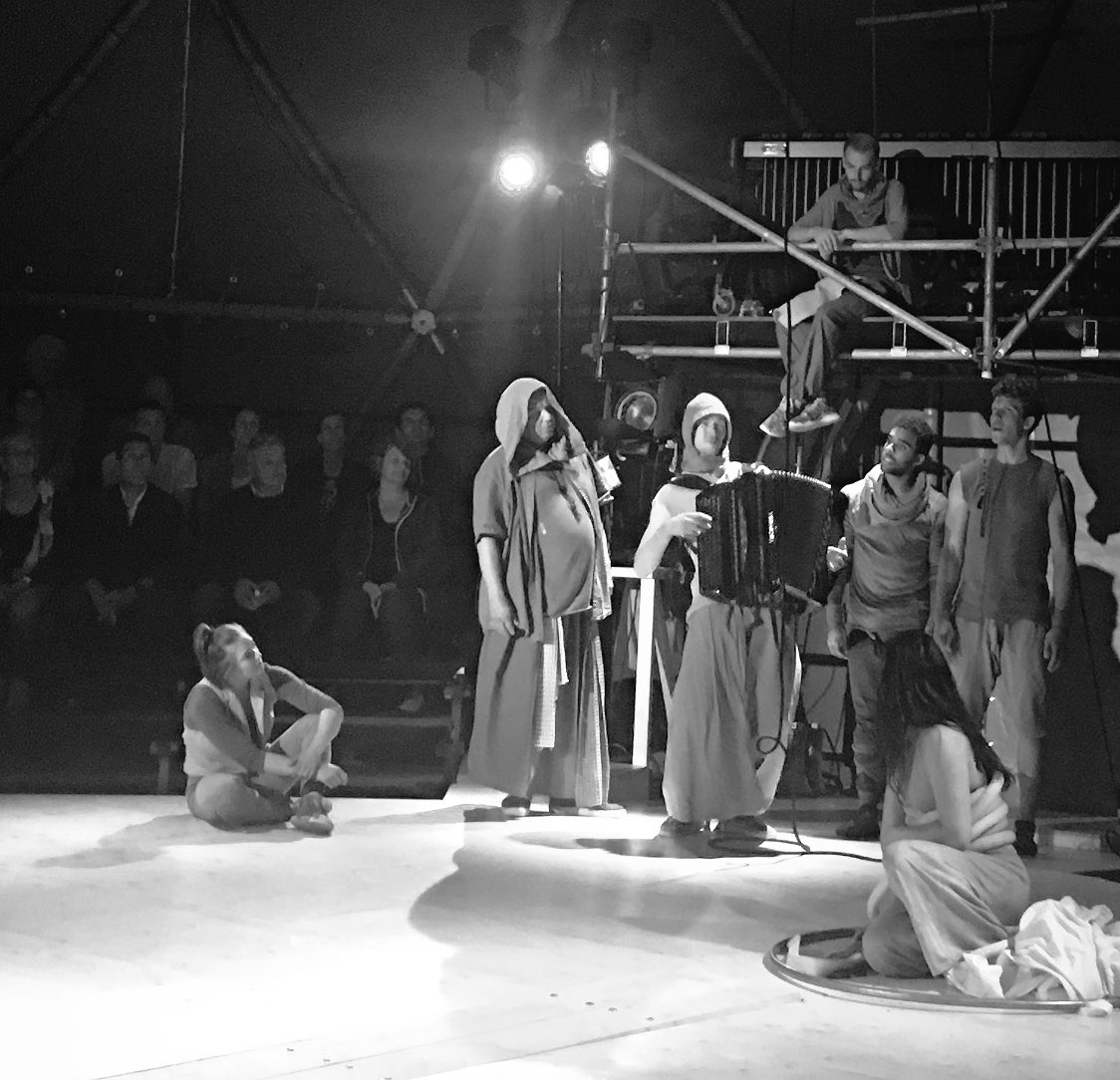 Vanavond spelen we onze laatste avondvoorstelling ...snik. Maar we hebben er weer erg veel zin in. En ja alweer een uitverkochte dome. Morgenmiddag spelen we dan echt de allerlaatste voorstelling op het Gaastereiland. Maar eerst vanavond. Tot straks!