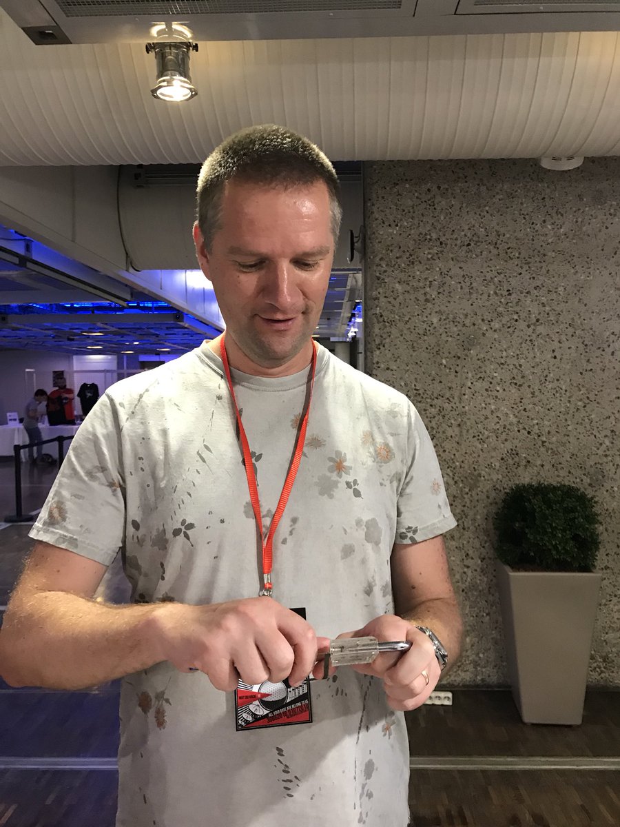 cecile_edy's tweet photo. Lock picking chez #prodadys #anssi avec Guillaume Poupard #cybersecurite #hacking https://t.co/J7btqIlmVv