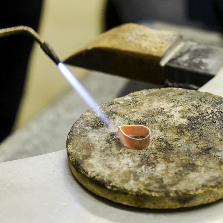 Na Academia de #Joalheria do IED São Paulo você aprende as técnicas de bancada... instagram.com/p/BkqCXVGBVzi