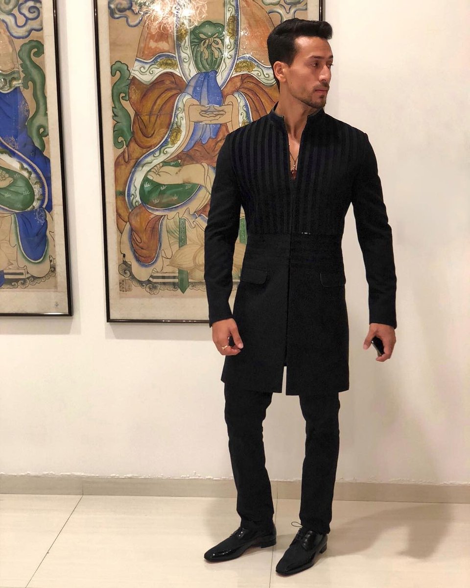 🎵I’m a deadly handsome man,
Look up, look down, watch out, the Tiger’s on the town tonight🎵

Outfit - @shantanunikhil

#TigerShroff #ShantanuAndNikhil #ShantanuNikhil #MarcyPlayground #DeadlyHandsomeMan  
@iTIGERSHROFF @AyeshaShroff @TeamTIGERSHROFF