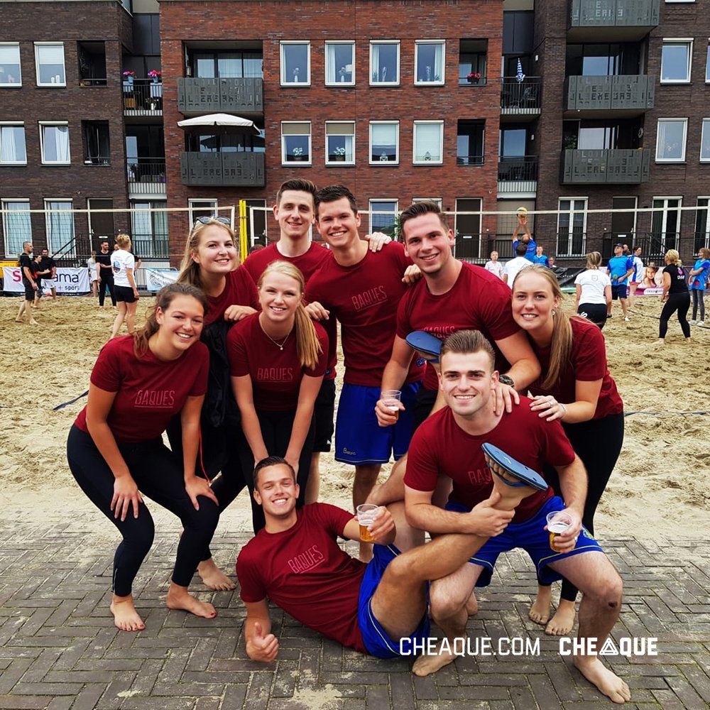 BAQUES! Ga jij met je team voor de winst? Scoor je Cheaque outfit zoals dit team deed! 🌶 #cheaque #team #beachsoccer #beachvolleyball #gavoordewinst #teamfoto #toppers