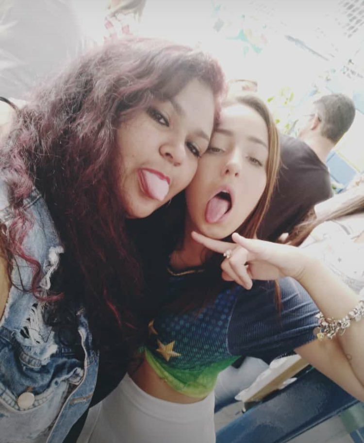 cfmharessa's tweet photo. Mharessa com alguns fãz hoje na Festa Junina do Colégio Haya 💗 https://t.co/8SAeqYkbZR