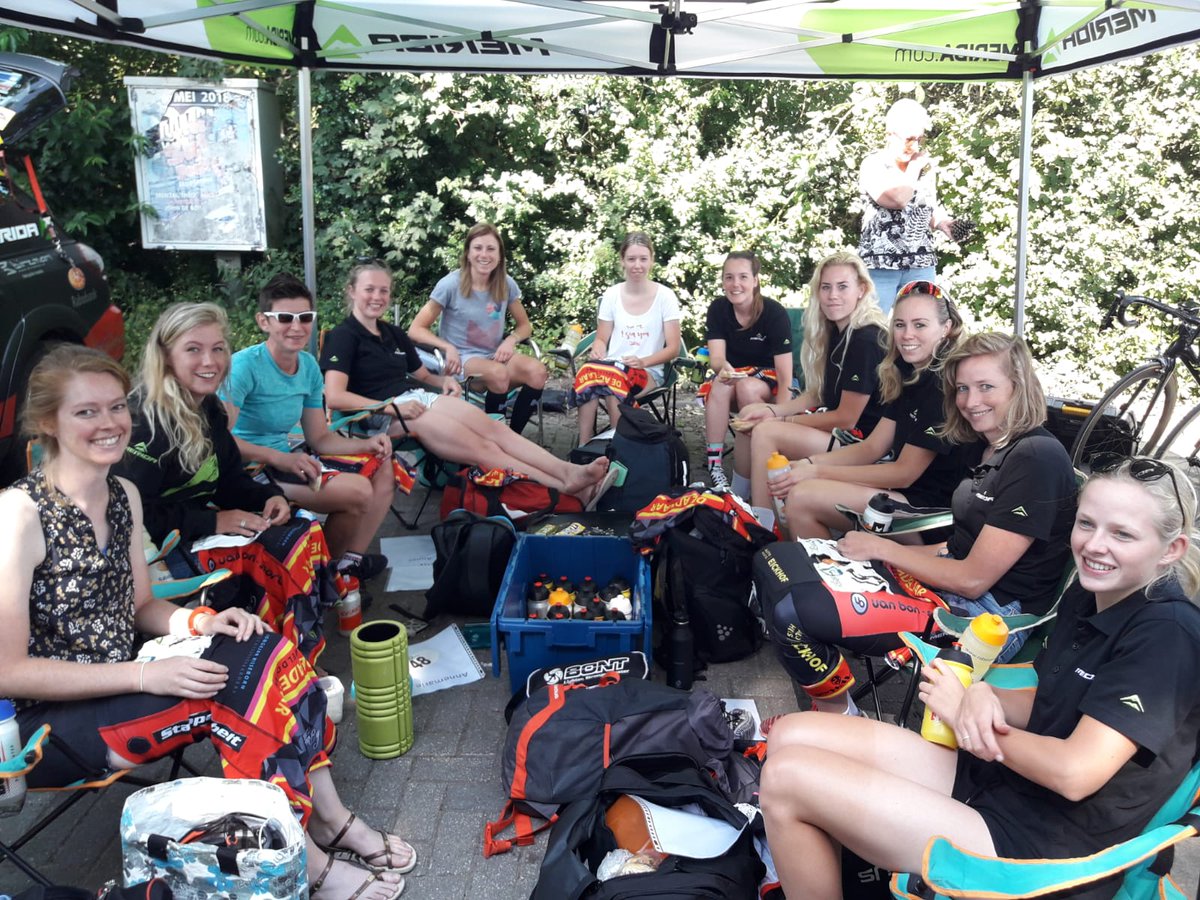 AvVleuten's tweet photo. Loved to race @NKWegwielrennen Raced with my heart, with good legs according to my tactical plan. Congrats to @ChantalBlaak Thanks @artvdeadelaar for the support today. Especially with the hot weather nice to have some extra bidons! (Finished 8 bottles today!). https://t.co/OlOtRjDgTF