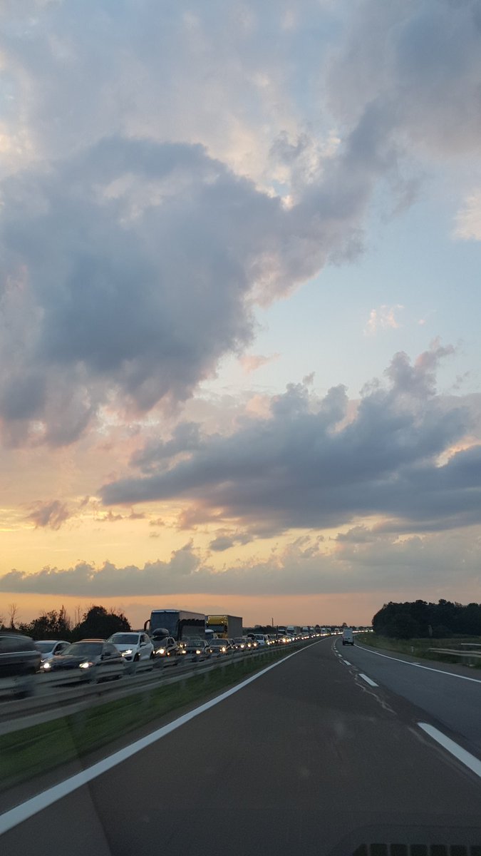 PomocNaPutu's tweet photo. Velika saobracajna nesreca na autopoutu BG-NI na oko 10km do Paracina. Kolona oko 4km. https://t.co/YLVaH0Qdgr