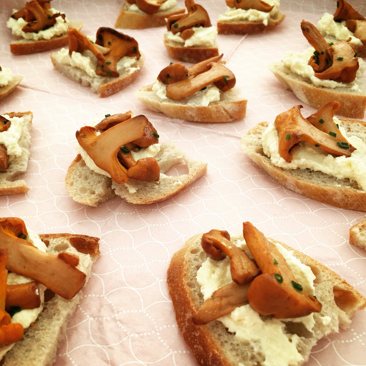 thecooksCGK's tweet photo. Tasters heading out... we showed the audience how to do quick homemade ricotta with @yesterdairies milk &amp; cream, then topped @thebakerydunbar baguette with ricotta &amp; sautéed chive chanterelles #cookingdemo #canapes #ricotta #chanterelles #supportlocal #haddingtonshow #eastlothian https://t.co/VwOb7ZG1Gx