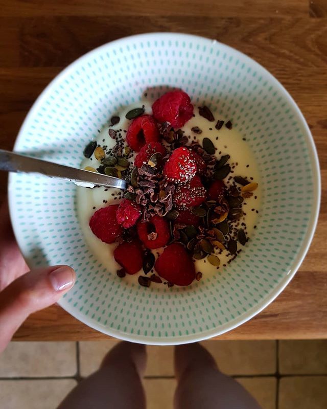 the_fodmapmedic's tweet photo. Nom nom nom! A light breakfast in the sun after a few down dogs 🐕 lactofree yogurt, fresh British raspberries 🇬🇧, chia seeds, pumpkin seeds and cacao nibs...#feelingfresh #weekend #lowfodmap https://t.co/0d00rIAQkH