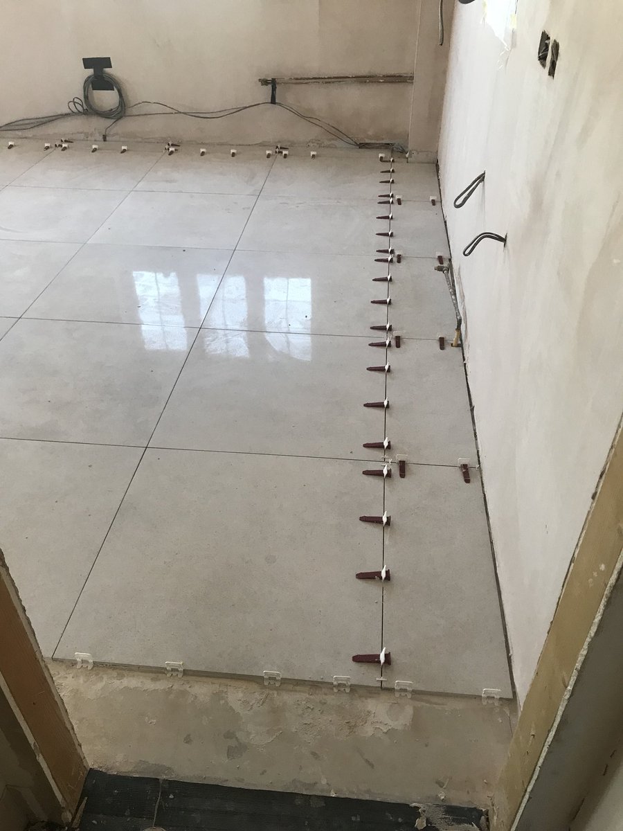 Slowly getting there, 800x800 porcelain tiles using @TilemasterGaz <a href="/tilemasteradhes/">Tilemaster Adhesives</a> <a href="/Prfct_Lvl_Mstr/">Perfect Level Master</a>