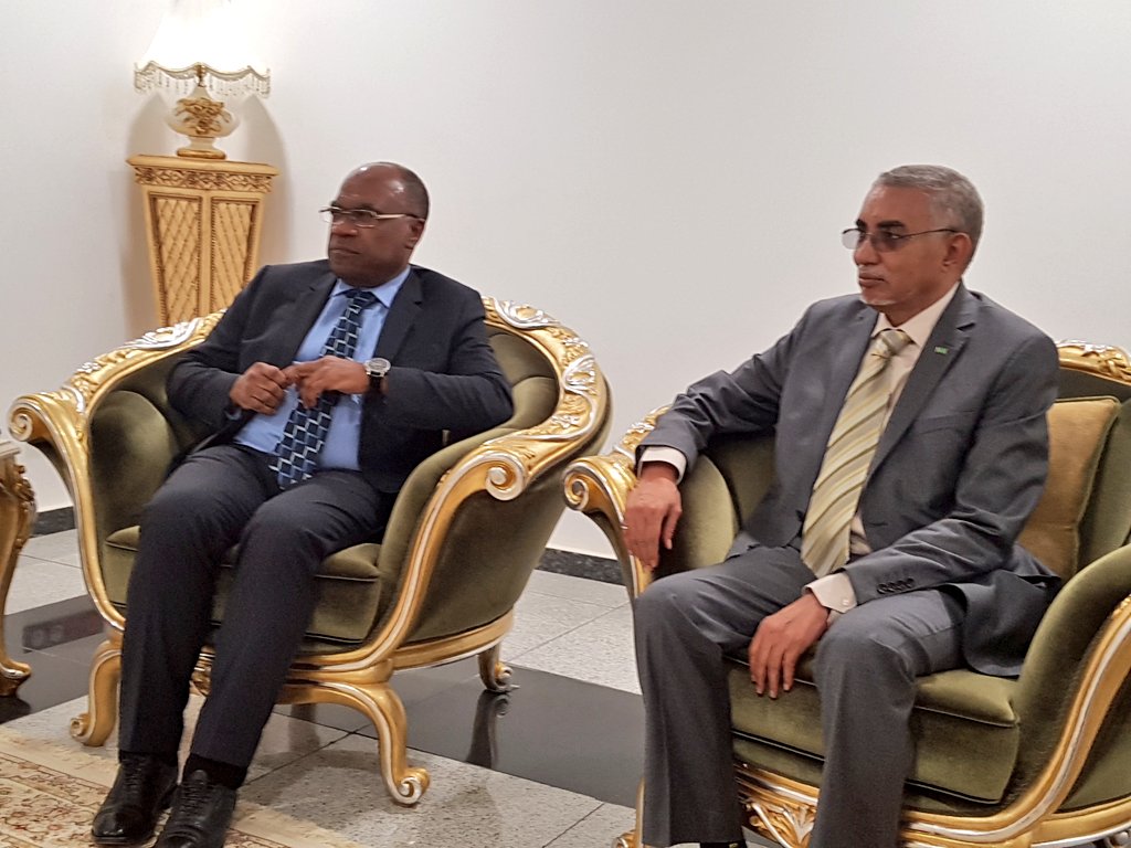 Sommet #Union #Africaine #Nouakchott : Arrivée cet après-midi du VPM She, représentant spécial de S.E P.R Joseph #Kabila au Sommet. Il est accueilli par le Premier Ministre de #Mauritanie . #Congo