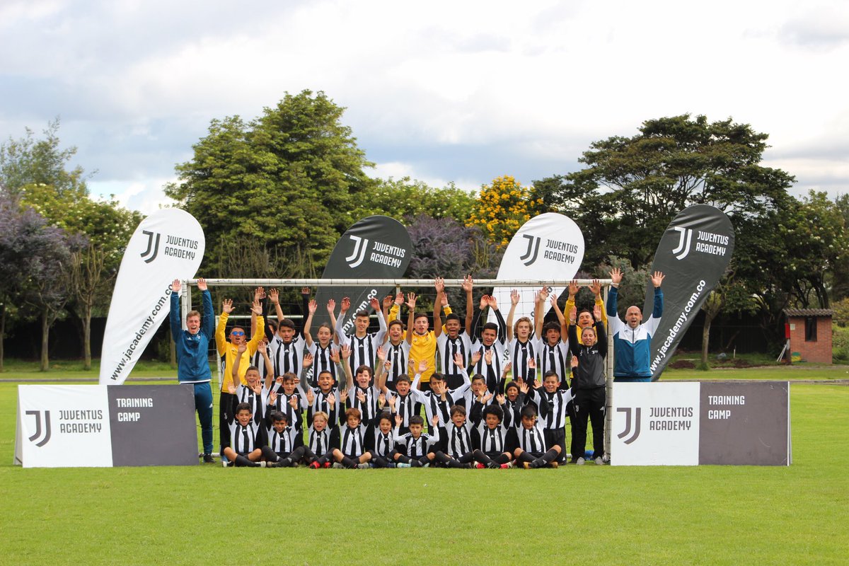 jacademycol's tweet photo. Finalizamos nuestro 9no #JuventusTrainingCamp 2018
Alegría absoluta!
#ForzaJuve https://t.co/ShPp6bL99F