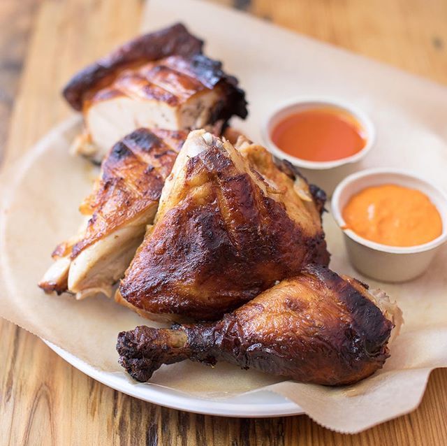 If you are craving juicy rotisserie chicken with dipping sauces, we’ve got you covered. #hangry #healthyeating #pdxeats #eaterpdx #portlandfood #pdxfood #pdx #weekendvibes #rotisol #rotisseriechicken #pinestreetmarketpdx #downtownportland <a href="/pollobravopdx/">Pollo Bravo PDX</a> ift.tt/2KiEjvb