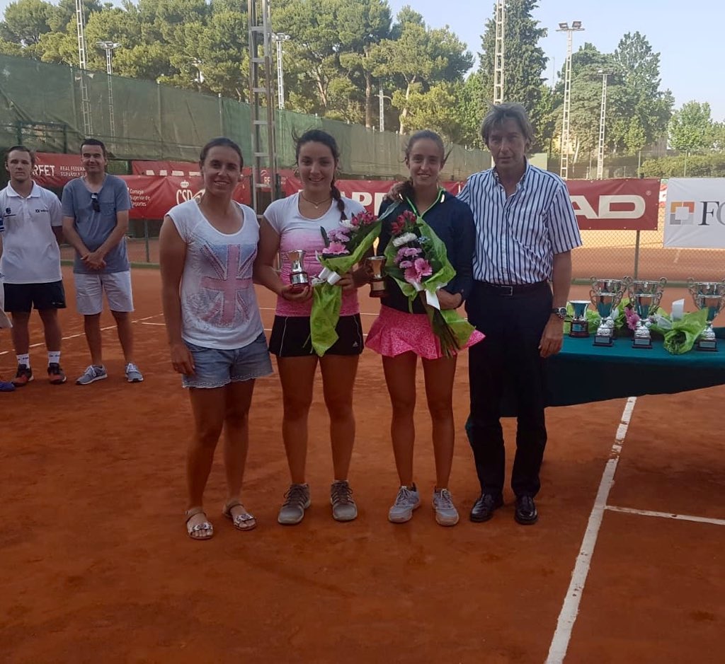 stctenis's tweet photo. Final de dobles del Campeonato de España Júnior de Tenis #RFETestenis🎾🇪🇸 en Stadium Casablanca:

Rosa Vicens y Paula Arias se proclaman campeonas 🏆🏆 tras derrotar a Aina Plana y Gemma Lairón por 7-5/6-3. https://t.co/Ve1CwWHsi4