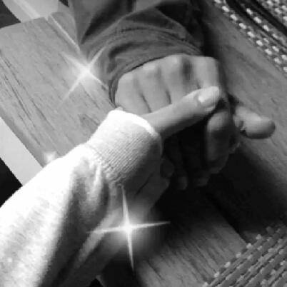 💜عن العالم وجودك بس "يكفيني" احبك كثر ما اطريك و انساهم 💜