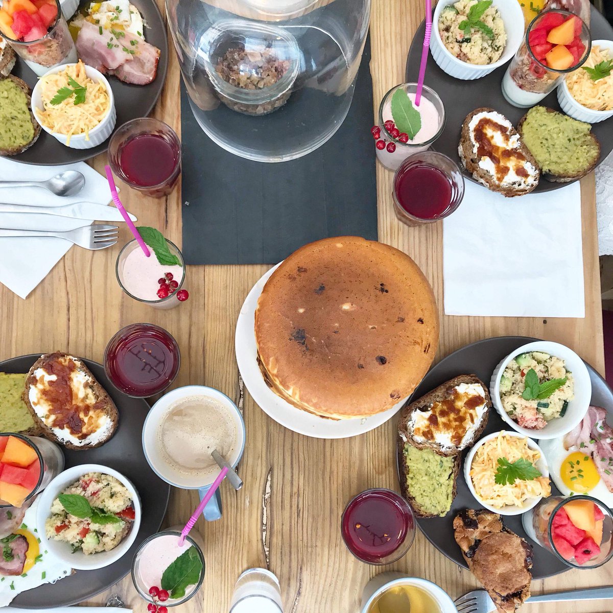 Vous aimez les Brunch qui ont du goût, vous aimez les pancakes gros comme ta main, vous aimez les produits locaux alors vous aimerez le #brunch du Cake...mais la semaine prochaine demain c’est complet 😂😂 <a href="/ParlonsPeloches/">Parlons Péloches</a> #hommage #Cinema #angers