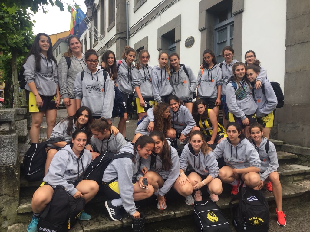 Son tan intensas para todo y yo estoy tan mayor... pero todo sea por mi @CDSanIsidro. De Torneo con la cantera o Regreso al futuro XXI