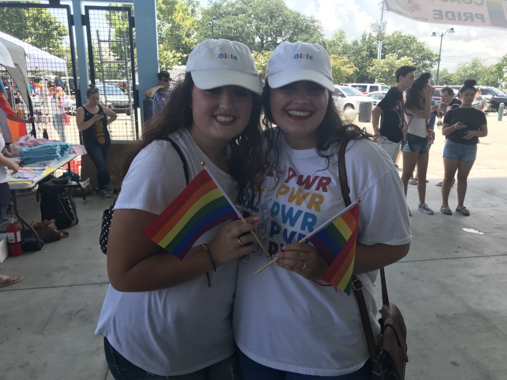 _RayPrice's tweet photo. The Gulf Coast isn’t gonna let a few party poopers stop them from showing their #pride 🏳️‍🌈 https://t.co/ZL67y3d5mk