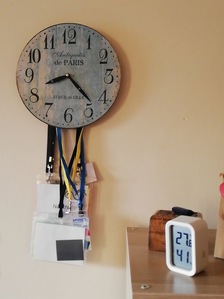 A clock ahowing 8:23pm, and a digital thermometer nearby showing 27.8°C.