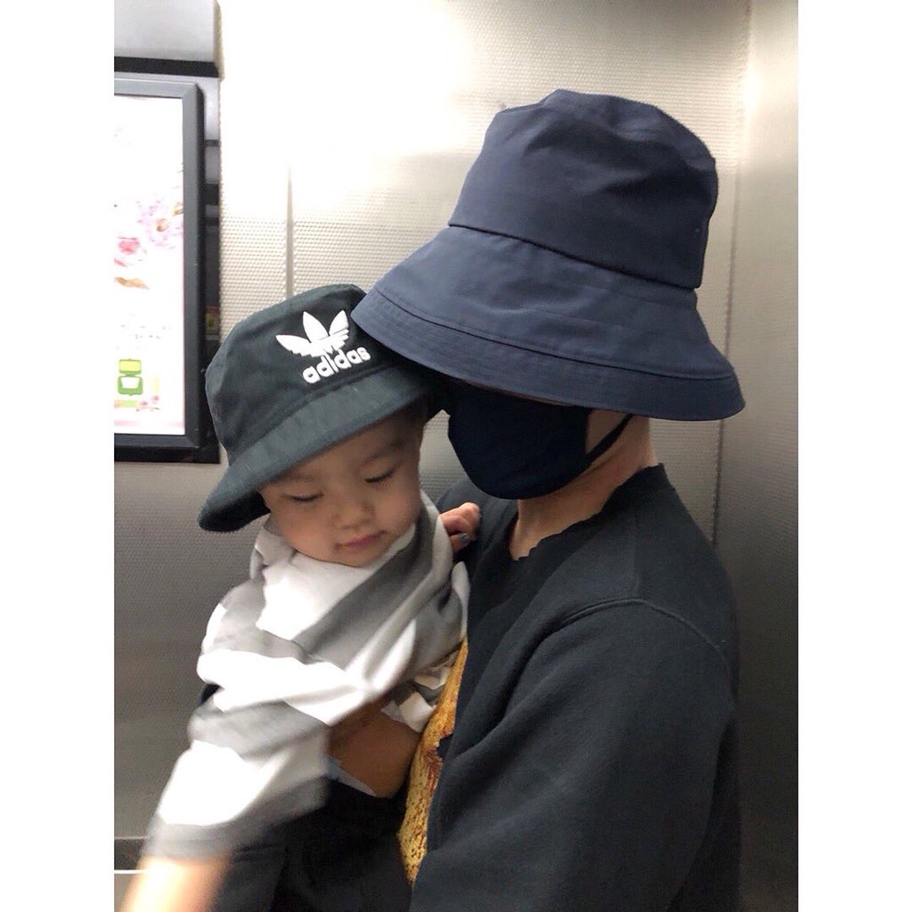 MulanzzZ's tweet photo. เขาจะมีลูกกันแล้วค่ะสังคมมมมมมมมมมมมมมมมมมกรี๊ดดดดดดดดดดดดดดดดดดดดดดดดดดดดดดดดดด😭💘💘💘💘💘💘 อินี่ดีใจวี้ดว้ายกระตู้วู้แทนคุณพ่อคุณแม่มือใหม่ไปเรียบร้อยแร้ว555555555555555 ขอแนบรูปจงอินตอนเลี้ยงลูกไว้เลย ต้องเป็นแบบนี้แน่นอน น่าร้ากกกกก คุณพ่อแสนอบอุ่น❤️ #kaiwrong https://t.co/1SwVVTzx71