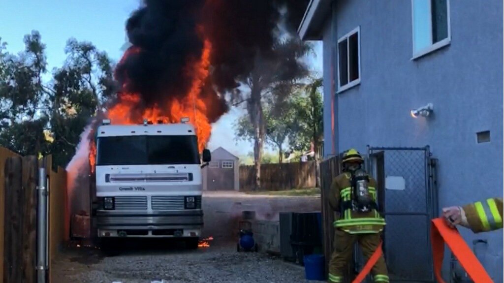 LakesideFire's tweet image. Lakeside Engines 1 &amp;amp; 3 assisted @SanMiguelFire with a motorhome fire this morning in unincorporated El Cajon. #AutomaticAid #Teamwork #LKSE1 #LKSE3