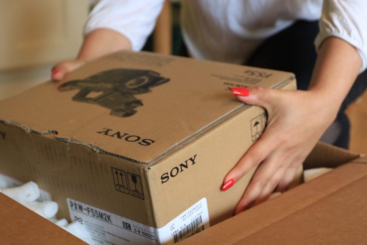 OctopiMedia's tweet photo. "What's in the box? What's in the @Sony box?!?" 😮 😏
#film #filmmaking #movie #cinema #filmmaker #director #Vancouver #BritishColumbia #VideoProductions #vancouverfilm #canadianfilms #CorporateFilm #commercials #CorporateVideo #PromotionalVideo #fs5m2 #sonyfs5 https://t.co/7ZPvfG2HOJ