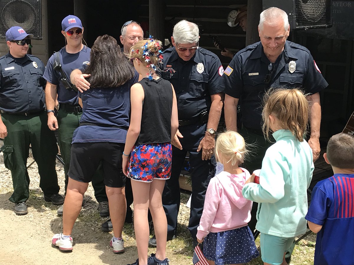 AlexRoseNews's tweet photo. This is what community looks like. Big thanks to @GrandLakeFire from the folks at Columbine Lake. #GolfCourseFire #kdvr #kwgn https://t.co/WukiPKUgtI