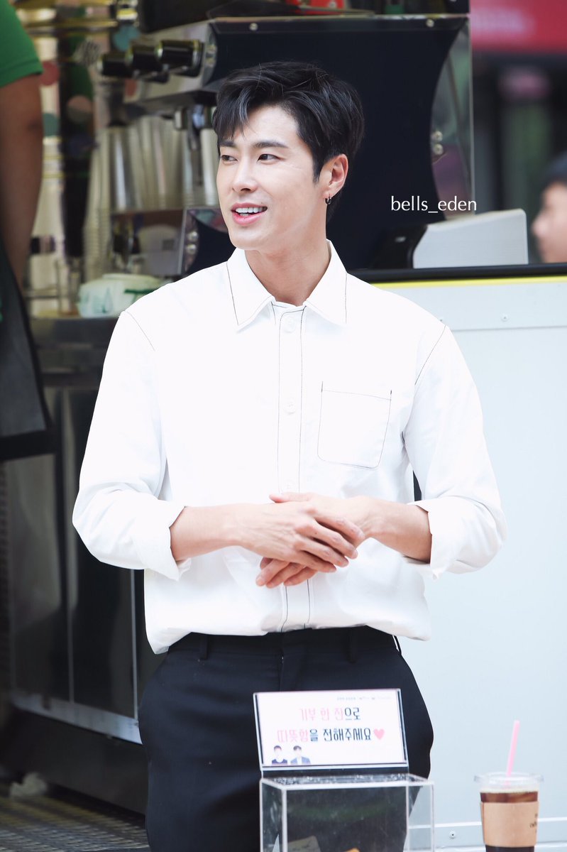 YunhoHousePeru's tweet photo. [FANACC] #Yunho evento Funation Coffee &amp; Friends ♥
#유노윤호 #동방신기
Fan de SHJ escribió "Hojun oppa, ¡te amo!" Y Yunho lo había leído en voz alta. ��� 
Yunho: ¿Has venido a ver a Hojun? 
SHJ Fan: "¡Sí!"
Yunho: Aún así, también tienes que hablar conmigo  https://t.co/SvSreJ4SqC https://t.co/1kKMLXFQSv