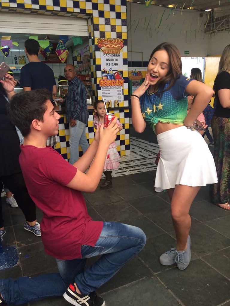 cfmharessa's tweet photo. Foto com fãs ainda na Festa Junina do Colégio Haya https://t.co/gr08DZtvtC
