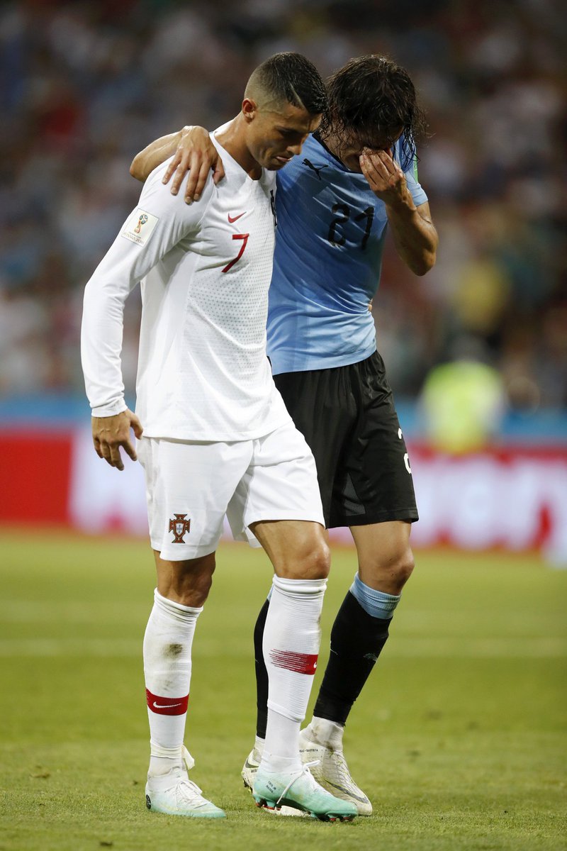 GolazoRonaldo's tweet photo. Edison Cavani on Cristiano Ronaldo: "We've played against the best player in the world. He's always going to be an idol for me."

#URUPOR https://t.co/JJs5QlClx6