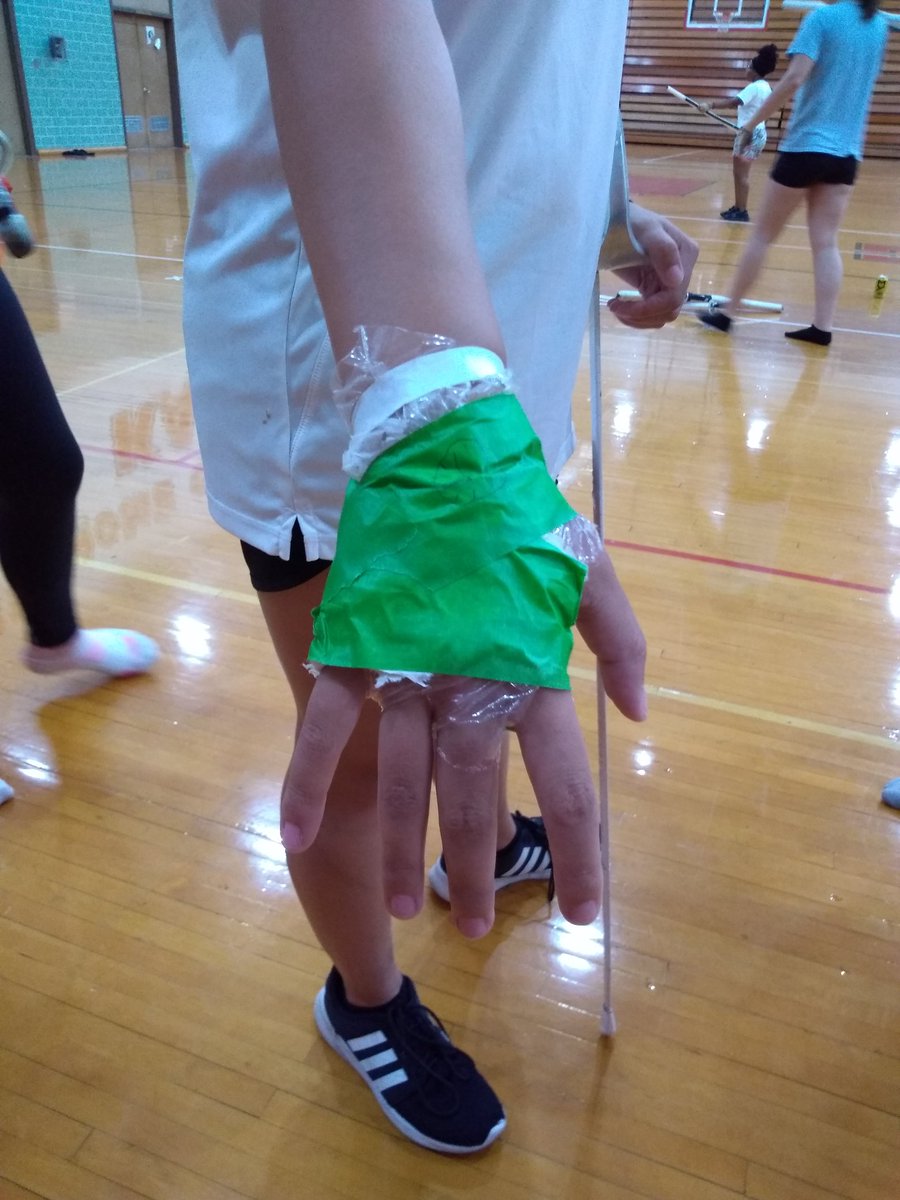 KHSGuard's tweet image. When you are spinning a weapon and your gloves are not in yet, you have to get creative! #bandcamp #colorguardproblems