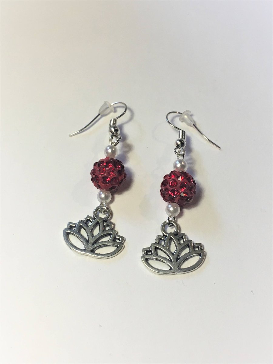 lesbreloques's tweet photo. #etsy : Boucles d'oreilles "Les fleurs de Lotus rouges et blanches" #madeinfrance #etsyseller #RT #rouge https://t.co/FGyy8cqV27 https://t.co/VkkzKQsmcn