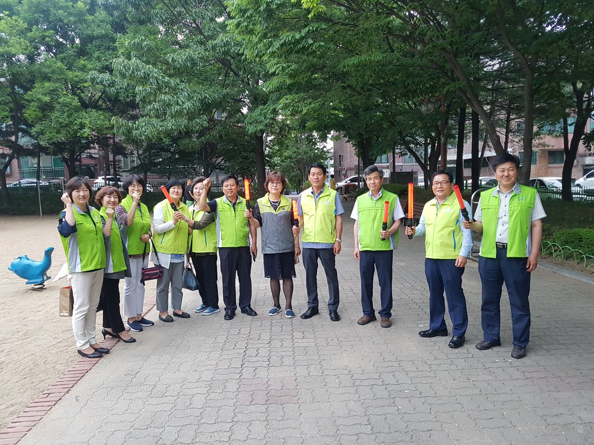 2018.06.14. 청소년지도협의회(회장 이재만) 위원님들과 함께 중탑어린이공원 일대 야간순찰 및 계도활동을 펼쳤습니다. 관내 안전을 위해 노력해주신 청소년지도협의회 위원님들 고생 많으셨습니다. :)#성남시 #야탑3동