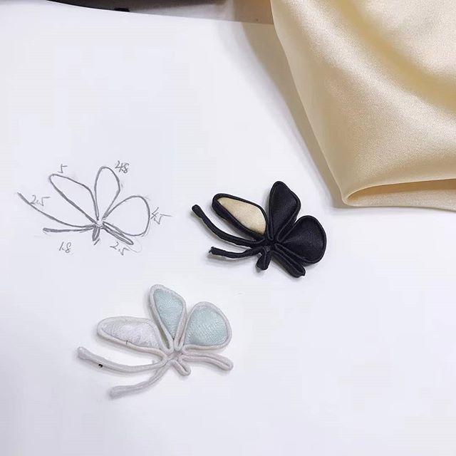 moresilk's tweet photo. Just Pinned to china hangzhou silk brocade: #蝴蝶 #扣 #盘扣 #旗袍扣 #旗袍 #butterfly #button #handmade #手工 https://t.co/Zy5vv8GJZp https://t.co/tNY69mS6Or