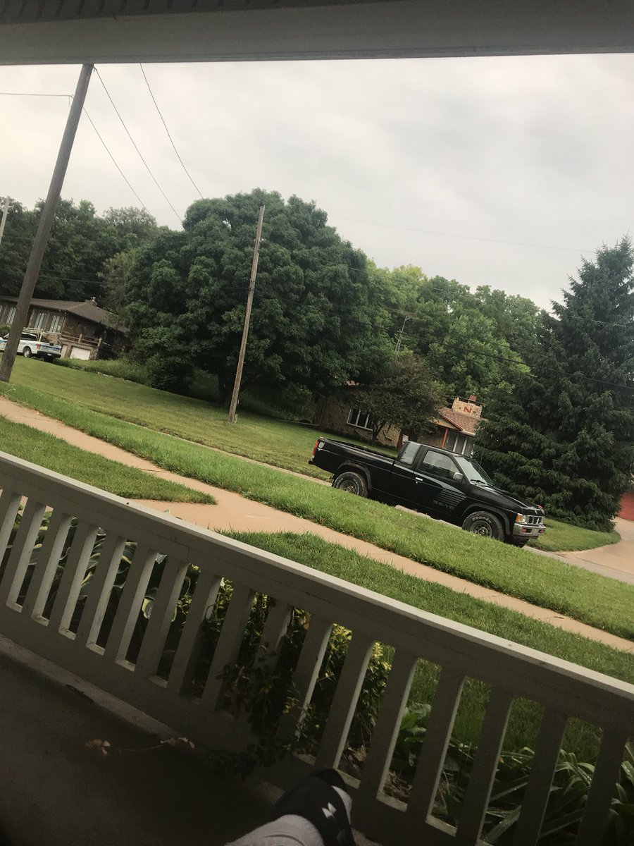 getonmyMATTress's tweet photo. Sitting on my front porch drinking busch light throwing peanut shells into my yard watching the gas leak out of my cousins truck. #bagginit https://t.co/HinWHNzZ6S