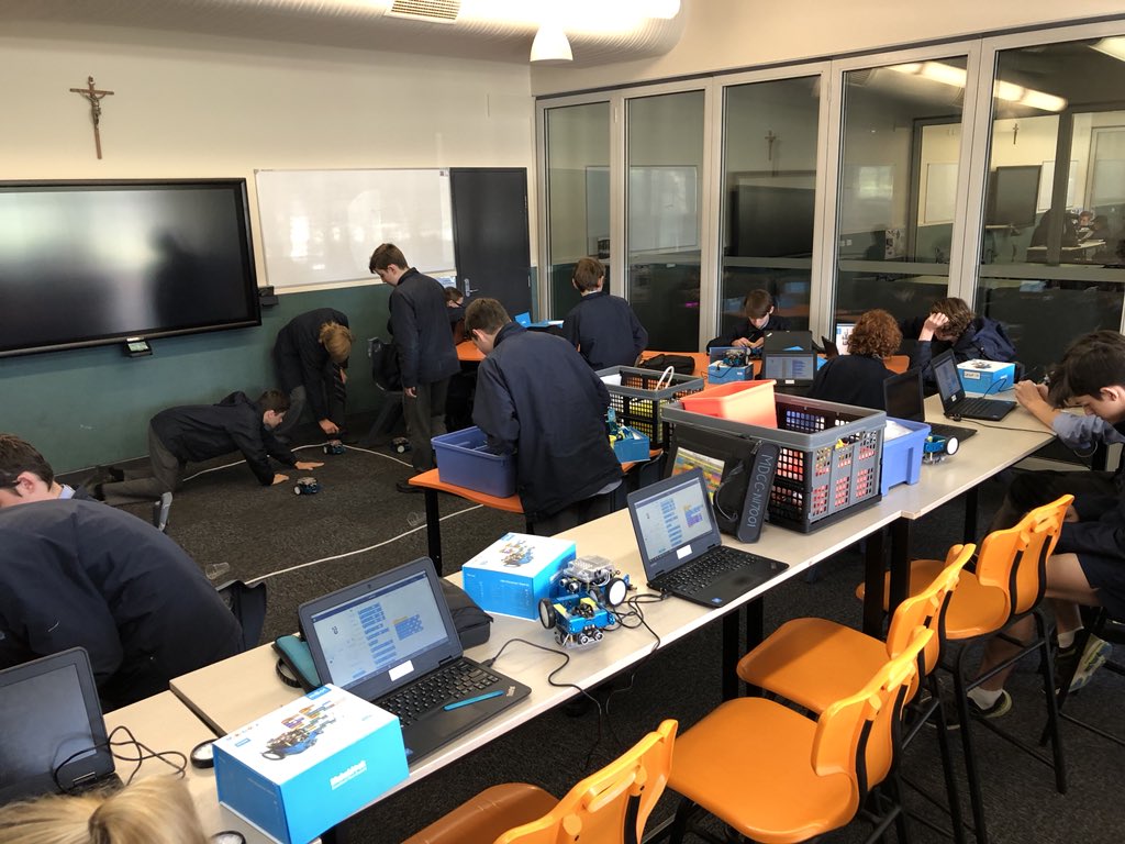 MaterDeiWagga's tweet image. Mbot Golfing Challenge #mdccyear8steam #teamchallenge #complexproblemsolving