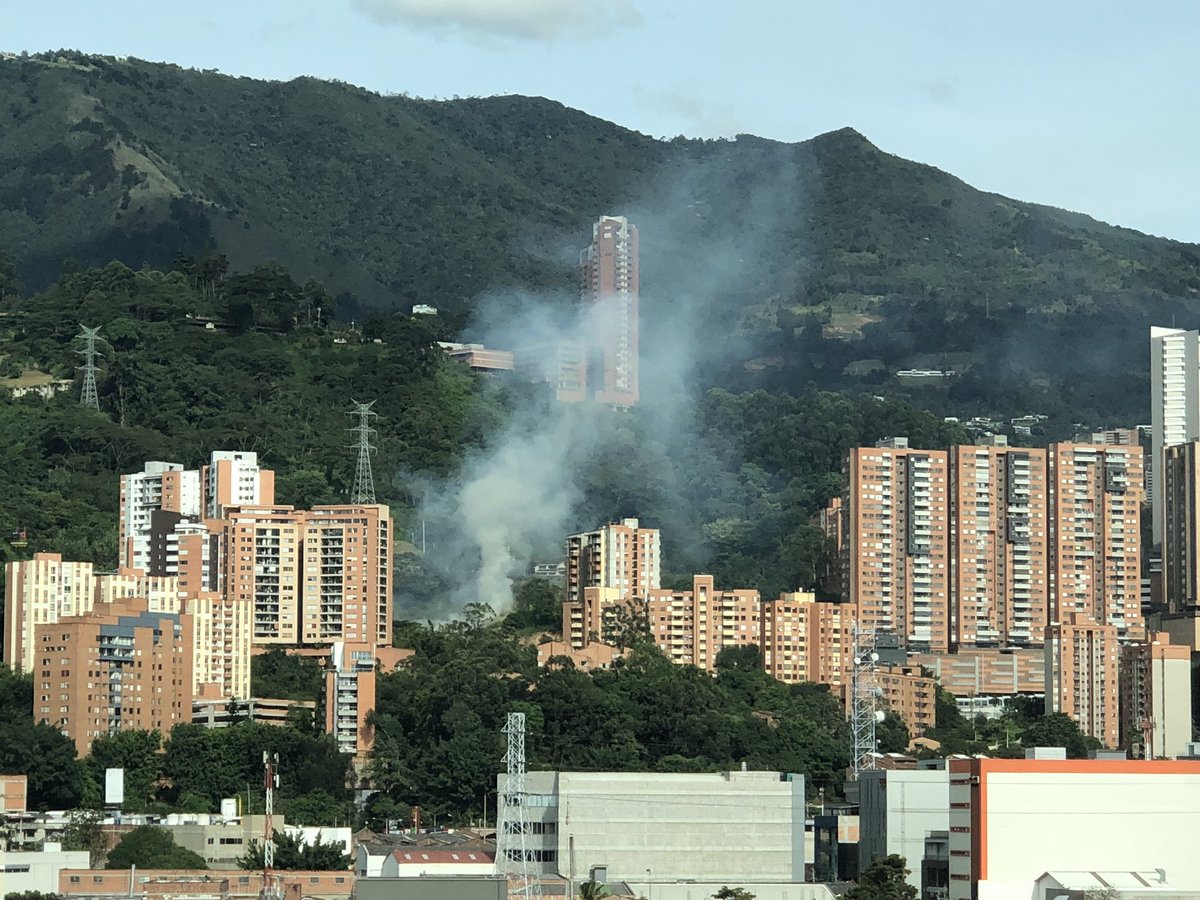 Gurivera's tweet photo. Incendio en el poblado https://t.co/O2w4deORTo