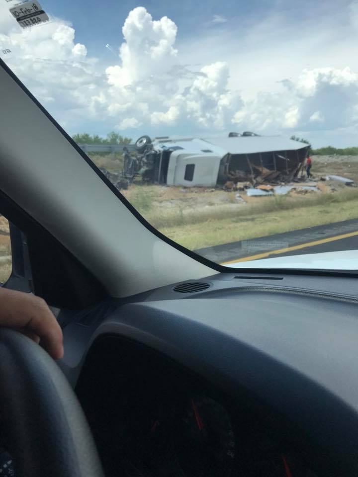 Wameru15's tweet photo. Autopista a Reynosa Kilómetro 66 se registra volcadura de trailer https://t.co/nzo2VhTXCk