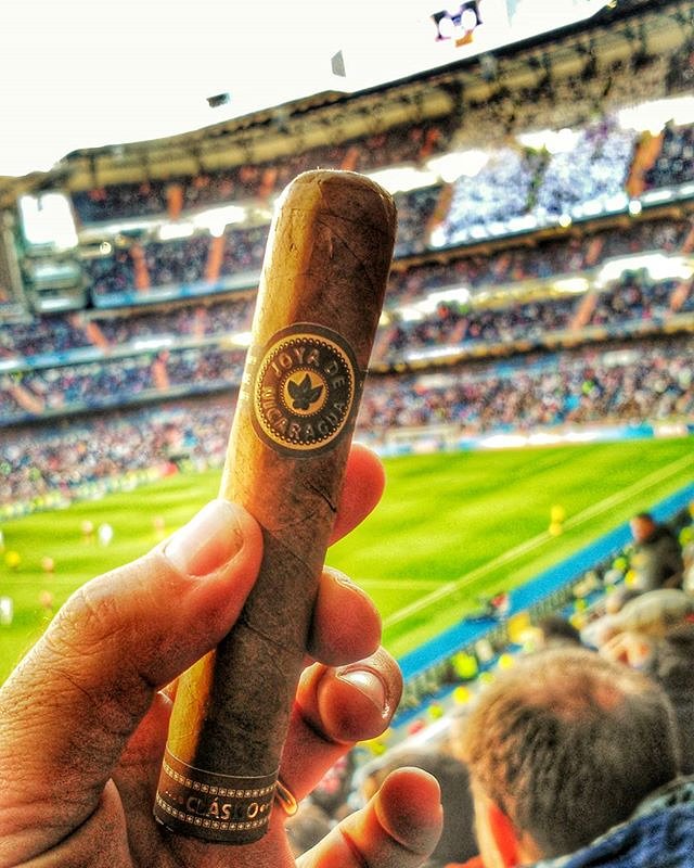 A good game and #JoyadeNicaragua cigar? A classic #StayClasico [Photo by @clubmomentohumo]