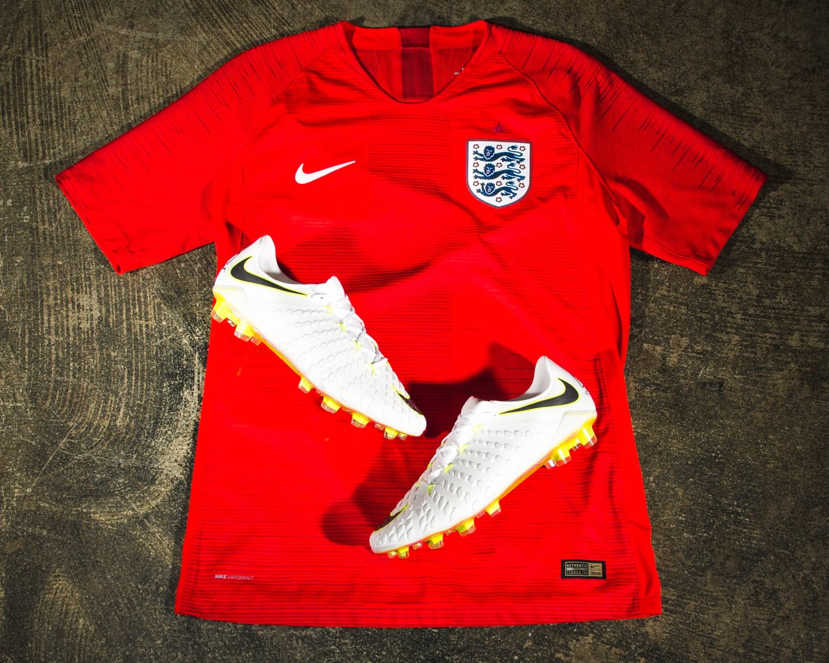 🚨 GIVEAWAY 🚨 
Stay tuned for the chance to win a pair of @nikesoccer #Hypervenom Phantom cleats...