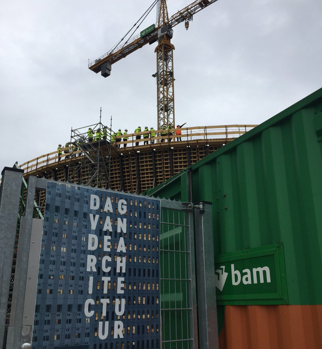 De_Rdam_Tours's tweet photo. 200 bezoekers konden vanaf de โtweede ringโ even in โde schaalโ kijken op bouwplaats Depot Boijmans. In laatste weekend Rotterdam Architectuur Maand #RAM18 nรณg een bijzondere Rotterdamse tour https://t.co/CJ6CRKROzC https://t.co/bEzeTNeUxn