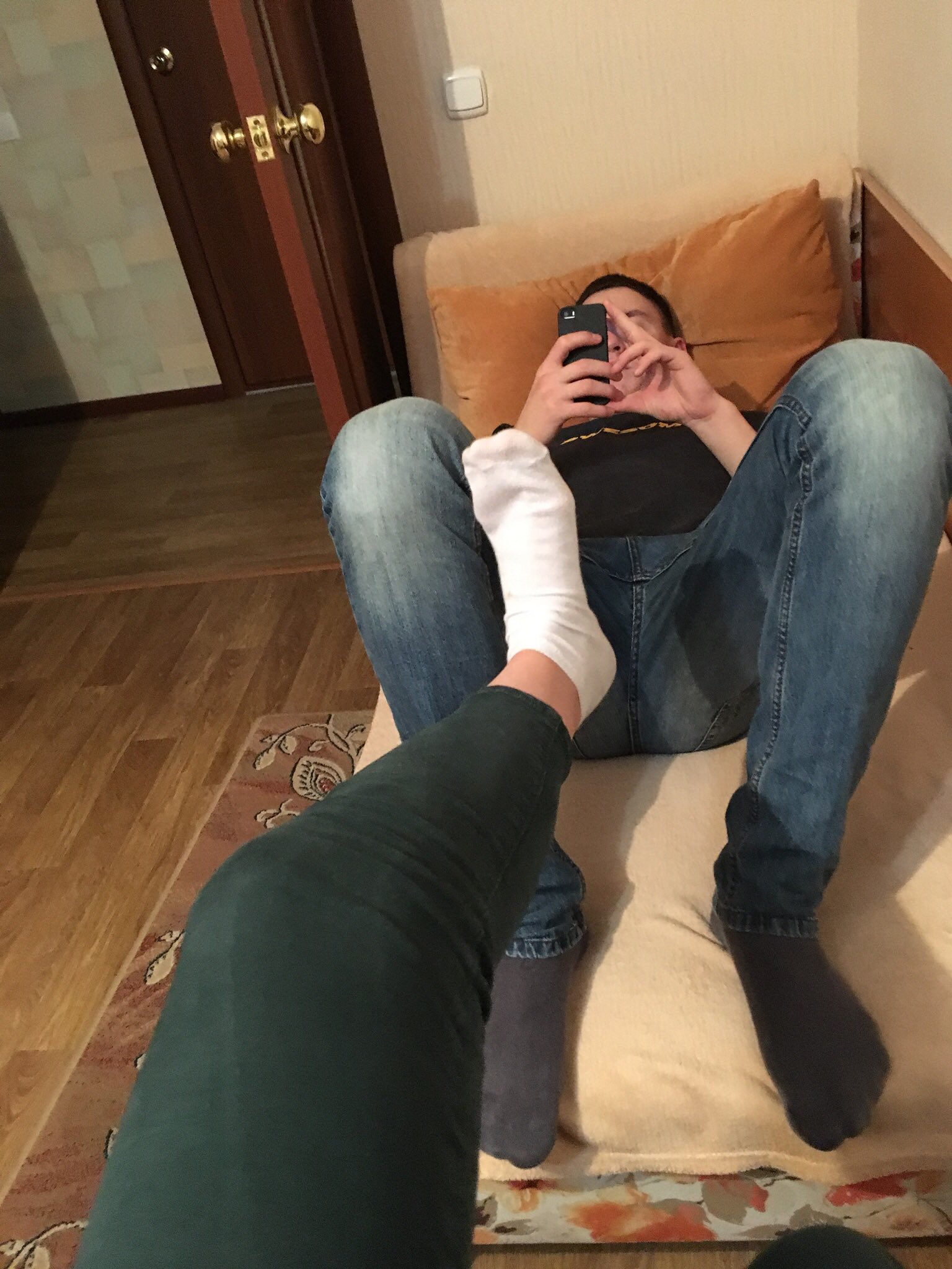Пацаны нюхают ноги девушек нюхают ноги