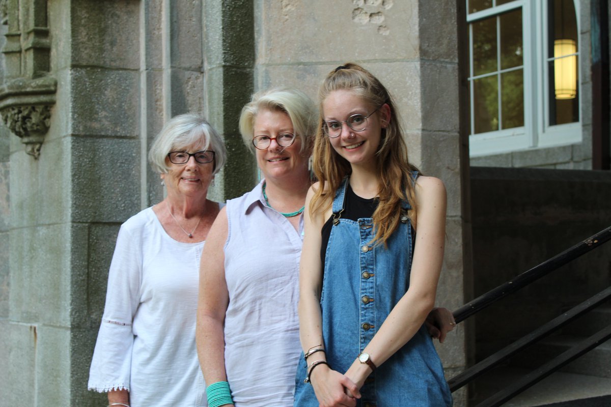 EmmanuelCollege's tweet image. Incoming first-year student Caitlyn Bean &apos;22 will be a third generation Emmanuel student! She follows in the footsteps of her mother, Meg Begin Bean &apos;91 and her grandmother, Noreen Jackson Begin &apos;59.