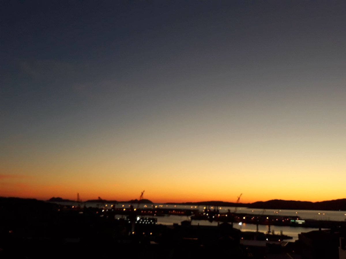 Noches de Verano en #Galicia
Aquí el cielo y el mar se unen, para hacernos sentir, una paz inigualable.
#GaliciaEnamora 💙_💙
#Vigo #RíaDeVigo #IslasCíes
<a href="/SESEIXA/">Seseixa</a> <a href="/GaliciaMaxica/">Galicia Máxica</a> <a href="/Turvegal/">Turvegal</a> <a href="/puestadesolvigo/">PuestadesolVigo</a> <a href="/loroma61/">Loli</a> @Marcovolador1 <a href="/OTempoTVG/">O Tempo TVG</a> <a href="/Bea_sotelo/">Bea_sotelo</a> <a href="/Vigo__e/">Vigoé</a> <a href="/TurismoVigo/">Turismo en Vigo</a>