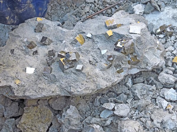愚者の金と呼ばれる鉱物 黄鉄鉱 が採掘される場面にワクワクが止まらない人々 えっこんな風に出てくるの Togetter 愚者の金と呼ばれる鉱物 黄鉄鉱 が採掘される場面にワクワクが止まらない人々 えっこんな風に出てくるの Togetter
