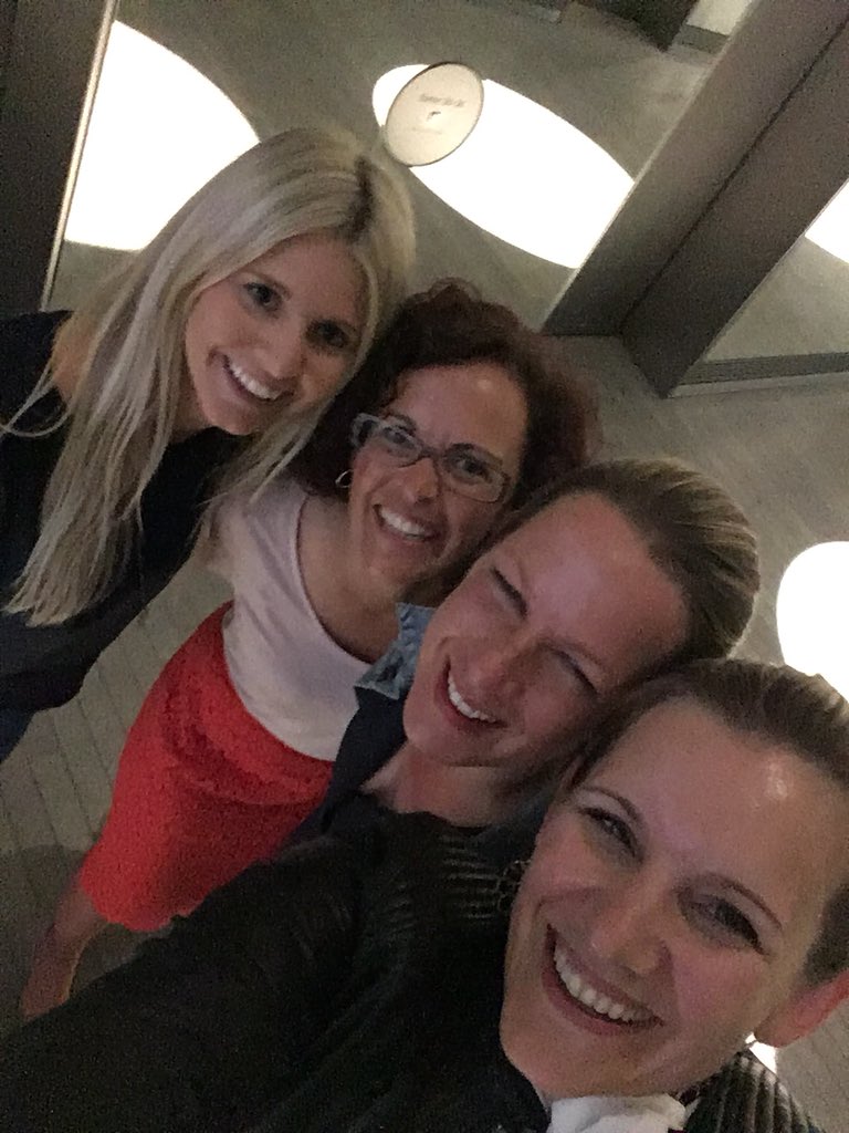 sthaysen's tweet photo. Das ist mal Networking 😊 #GDWxfinanzheldinnen @GinaKlute @annettewied @StefanieDadson https://t.co/2ZXYaQfQ0O