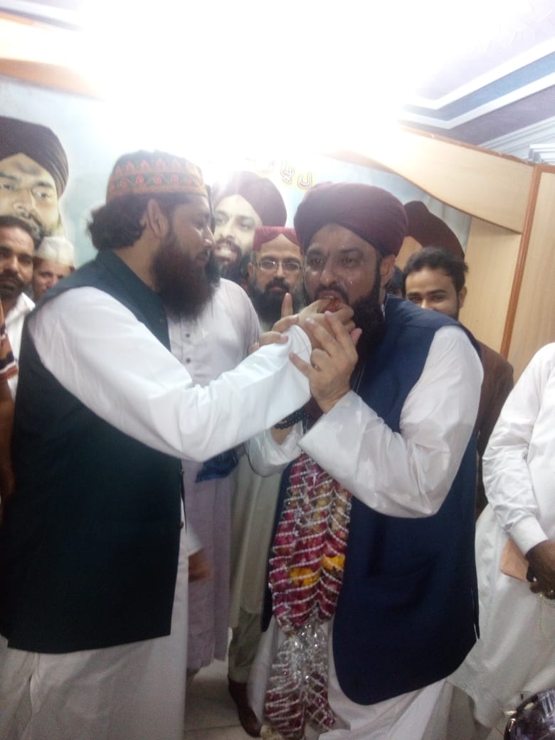 TufailHaider5's tweet photo. #Support_PST
#Vote_4_Table_Lamp
#Pakistan_Sunni_Tehreek
سربراہ پاکستان سنی تحریک محمد ثروت اعجاز قادری بھاٸی پی ایس 93 ملیر کے پی ایس ٹی کے امیدوار پیر طریقت علامہ نسیم الرحمان شاہ نجمی صاحب سے مرکز اہلسنت میں عید مل رہے ہیں https://t.co/SWhQHatmPL