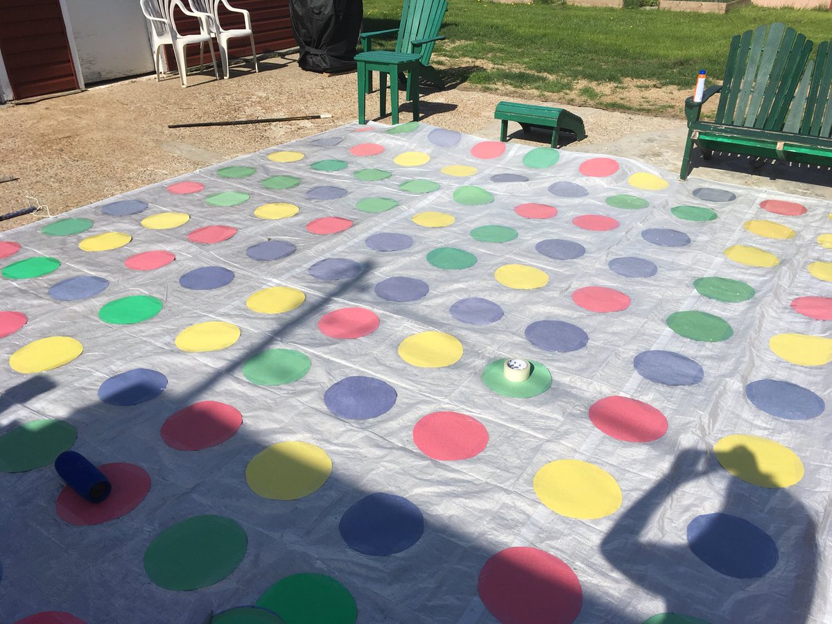 Tu sais que tu es une enseignante lorsque tu passes ton samedi à préparer un #twister géant pour les activités de fin d’année. #animatrice #dernièresemaine #profpassionnée