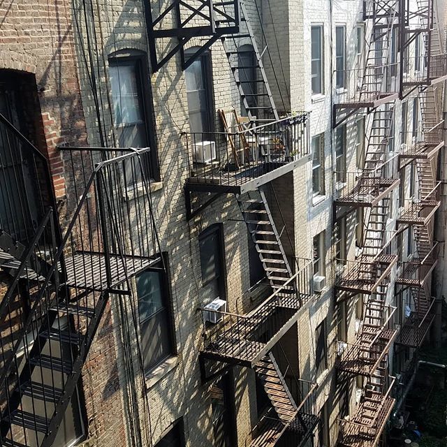 DesignLemming's tweet photo. On site in #nyc #backalley #fireescape https://t.co/5XzTKXhz73 https://t.co/UejueCSGhc