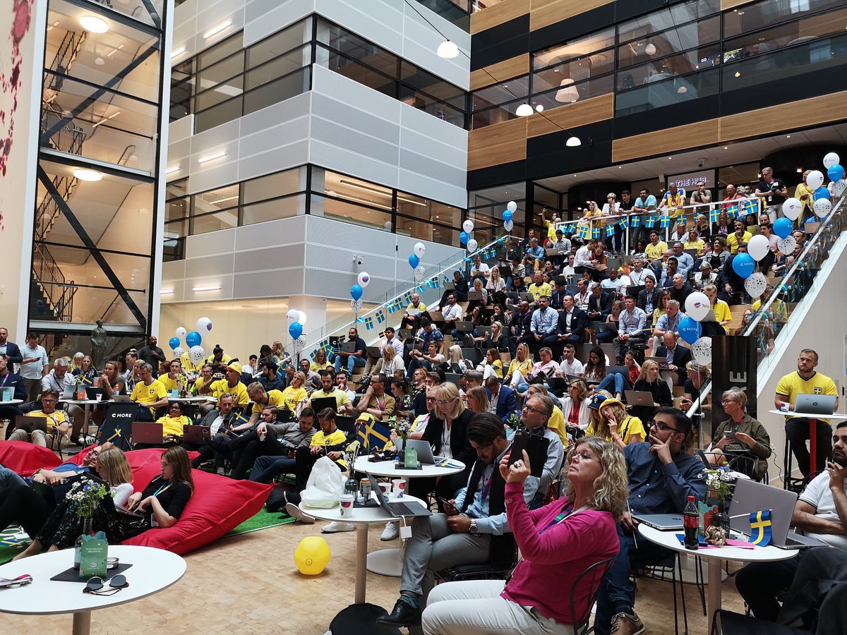 ida_backman's tweet photo. Efter timmar av förberedelser är fotbolls-VM äntligen igång, även hos oss på @TeliaSverige 🇸🇪💜⚽️ #sverigestannar #theplacetowork #TeliaPlay #fotbollsvm2018 https://t.co/nQSbXFUl2M