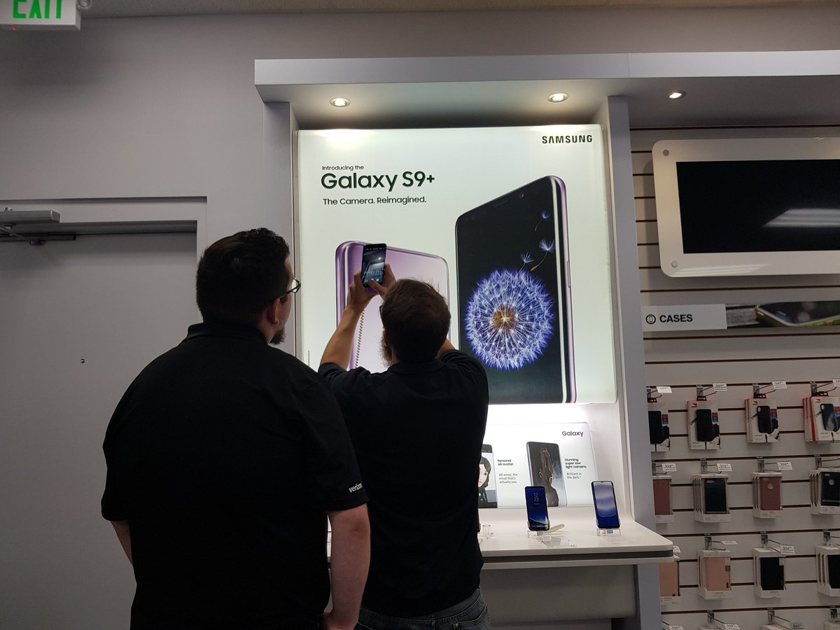 HoustonGalaxy's tweet image. Training on the #SuperSlowMo and #DualAperature at my Verizon store today! #GalaxyS9 #DoWhatYouCant @soung_sul @Krivs14 @erackley18